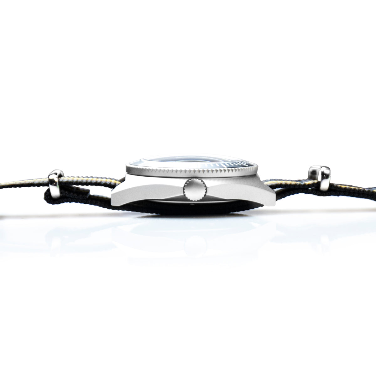 Far-Far Dykker Tang – sidevisning som viser krone og dykkerbezel, sort NATO med gul stripe