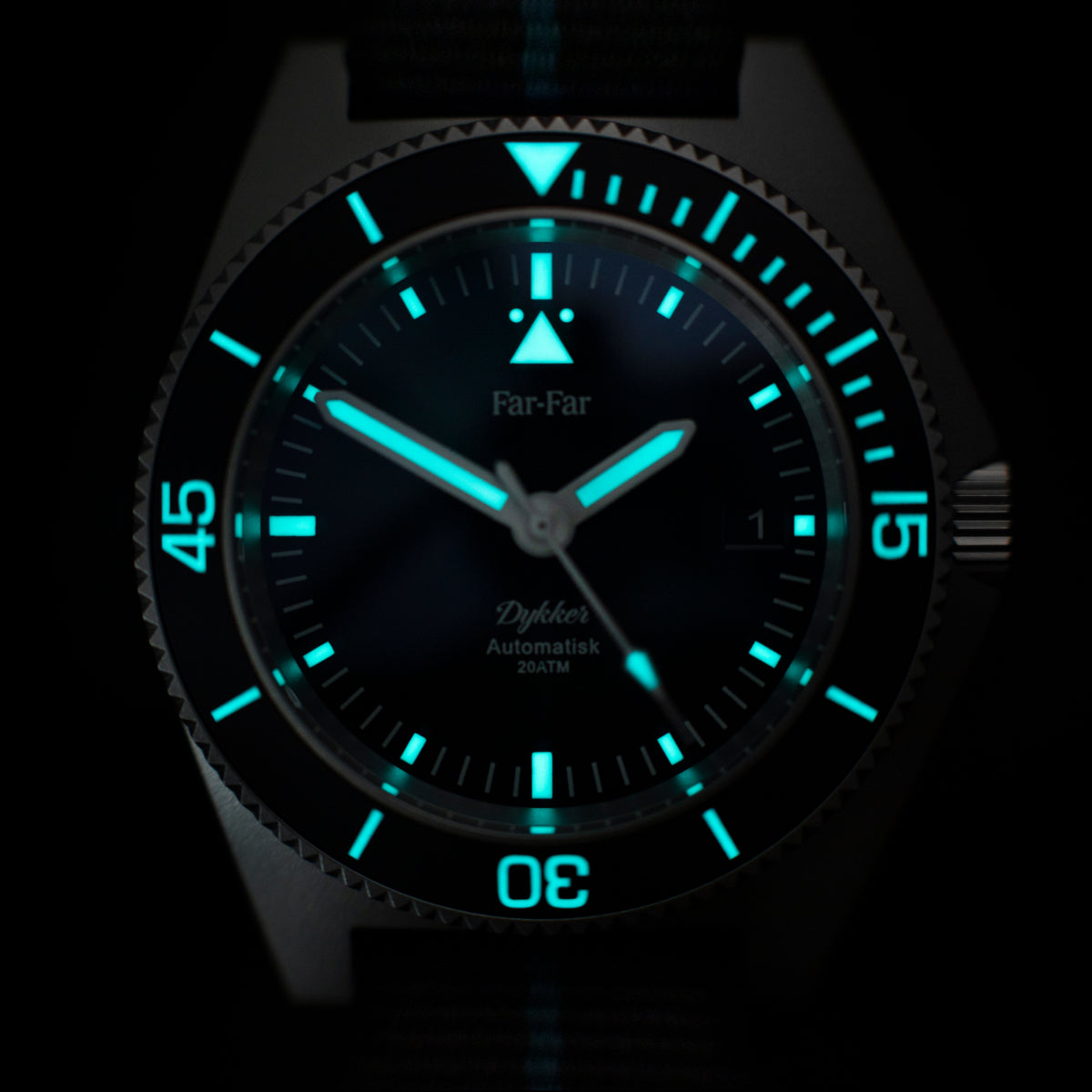 Far-Far Dykker Havblå – luminova i mørket, visere og bezel lyser turkis
