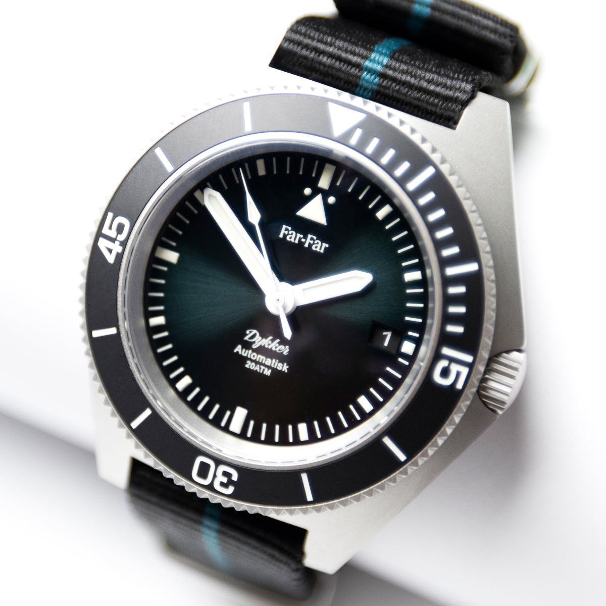 Far-Far Dykker Havblå – skrå forsidevisning med havblå urskive, sort dykkerbezel og sort NATO med teal stripe