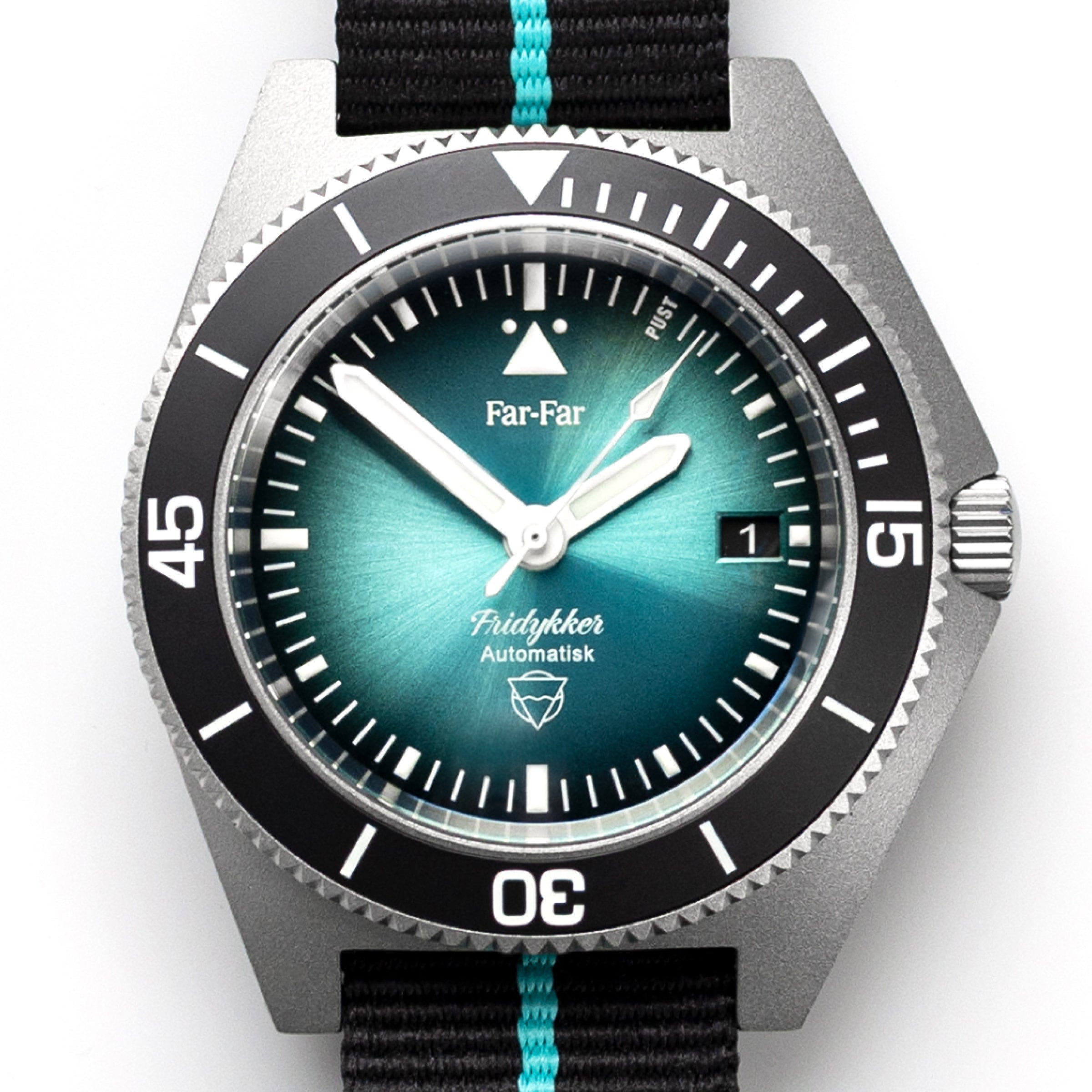 Far-Far Fridykker – skrå nærbilde forfra med turkis urskive, hvite visere med lume og sort dykkerbezel