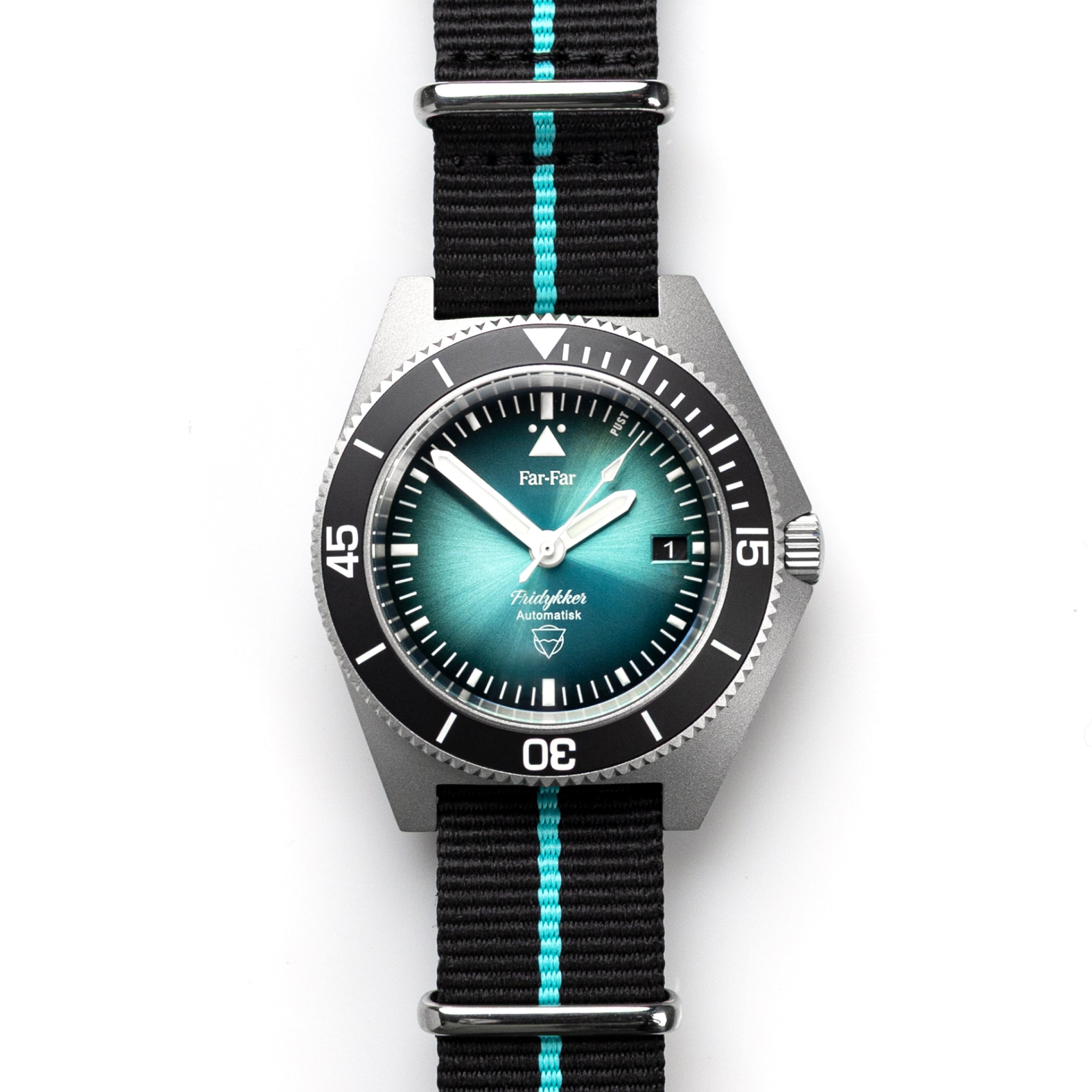 Far-Far Fridykker – frontvisning med turkis solstråle-urskive, sort dykkerbezel og sort natoreim med turkis stripe
